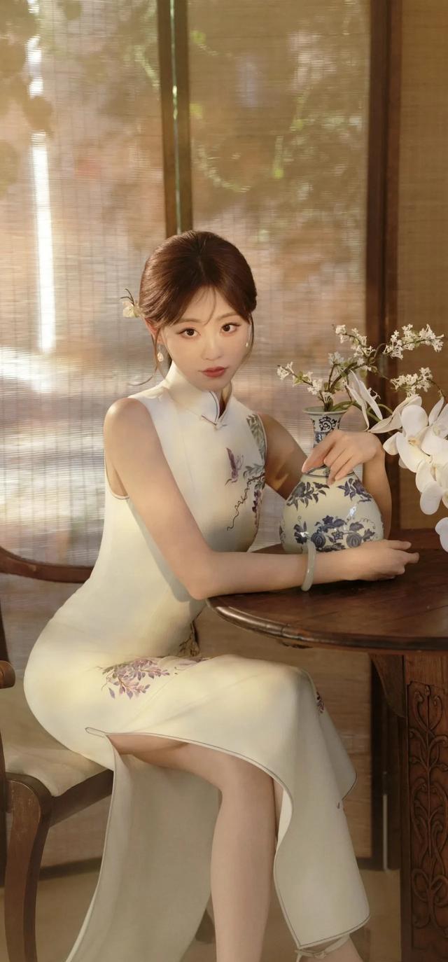 祝绪丹旗袍照刷屏:温雅柔美的8个穿搭细节,普通人也能学会