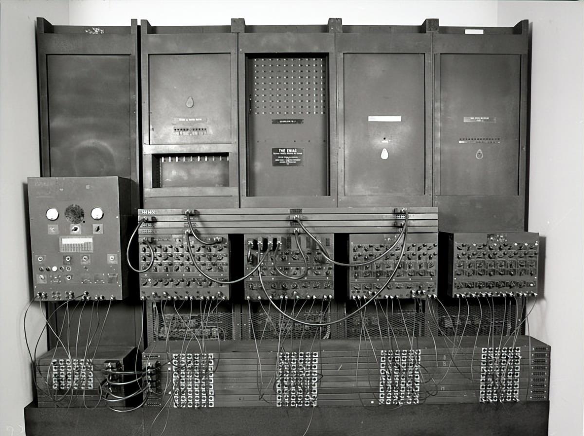 全球首台电子数字计算机eniac的运作原理及其与现代计算机的异同