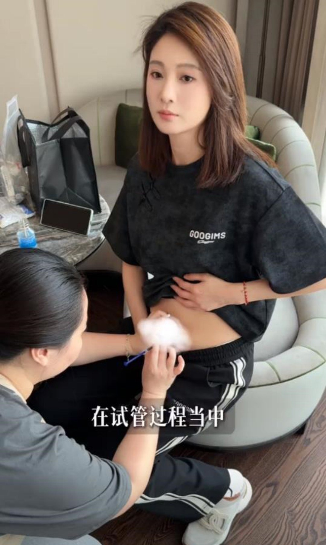 侯梦莎坦露怀孕经历，试管孕肚布满针眼伴白发，毛毅抱泣动情