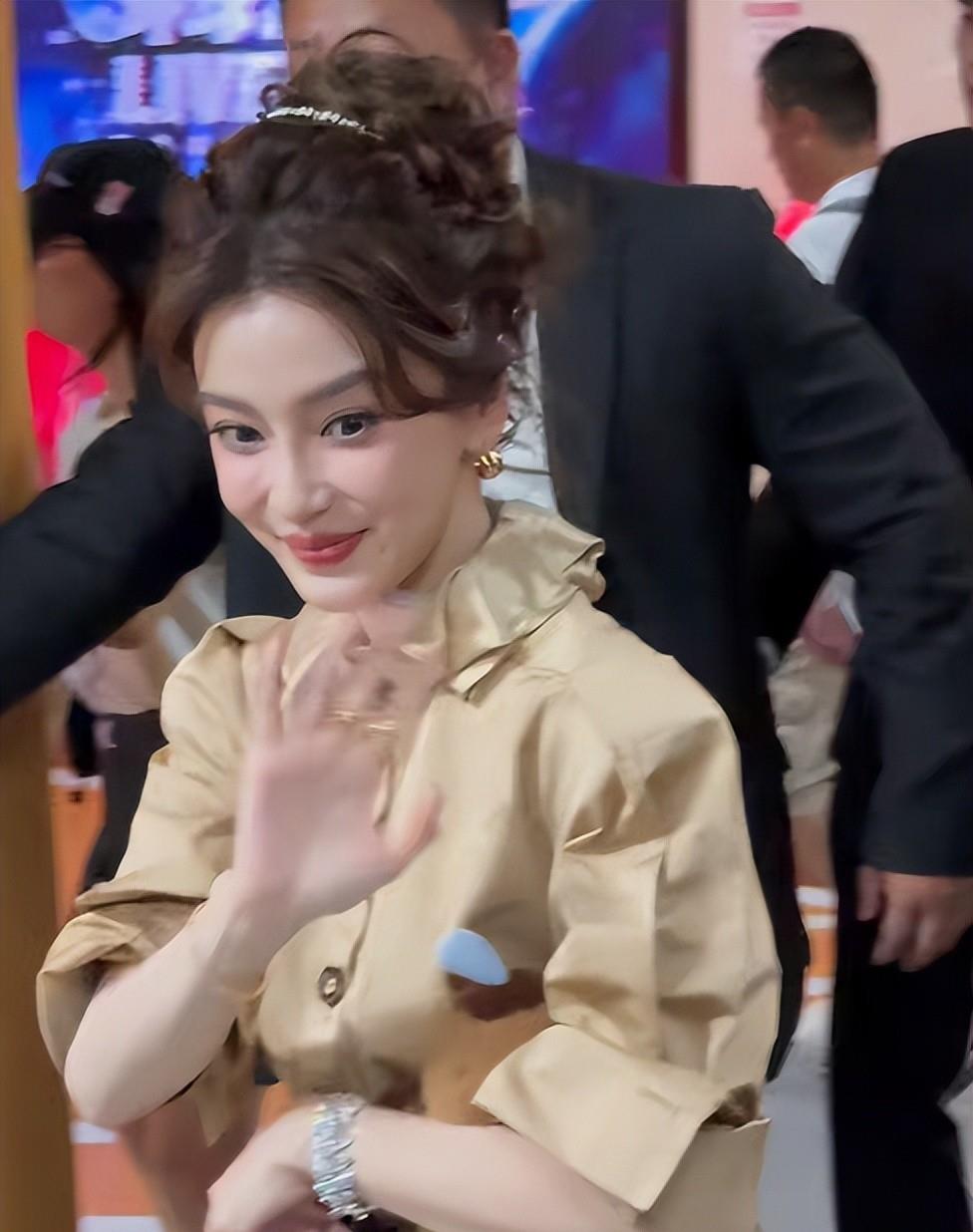 杨颖少见亮相上海,脸部凹陷法令纹明显,穿着破旧衣物引万人围观