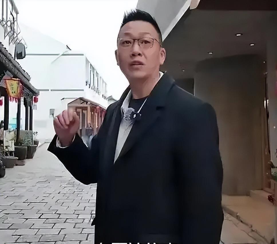 红极一时的央视主持人林海,事业巅峰时,突然"没影"了,等再出现时,已经