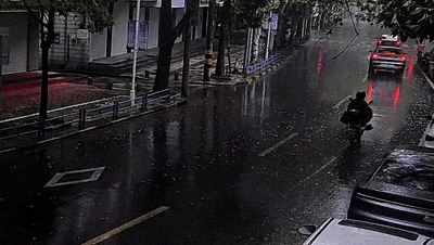 雨天开车路滑,轮胎打滑事故多,技巧准备很关键-有驾 雨天开车路滑,轮胎打滑事故多,技巧准备很关键-有驾