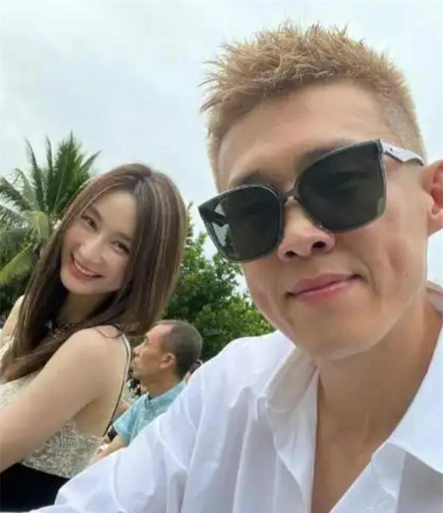 男篮队长周鹏妻子是1米88女篮美女,相恋18年生下一儿一女