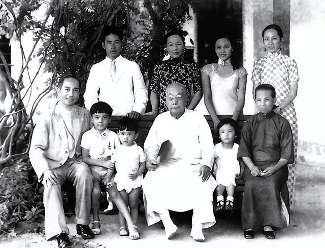 深夜回家妻子不给开门,37岁黎铿在公园徘徊片刻后,选择投湖自尽