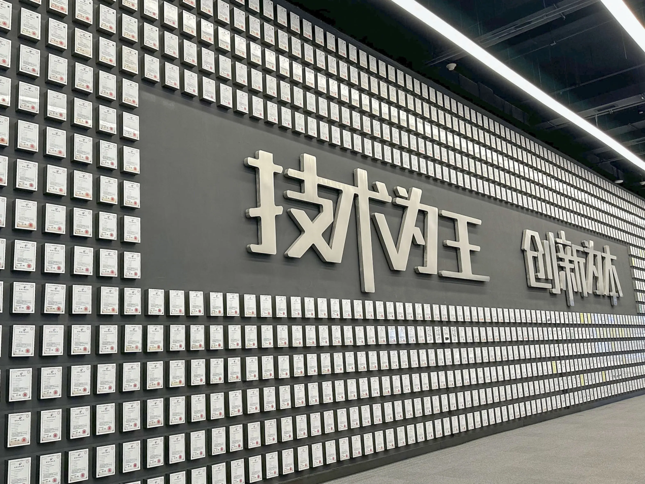 比亚迪“狂飙”！上半年砸309亿搞研发，技术鱼池深不可测！