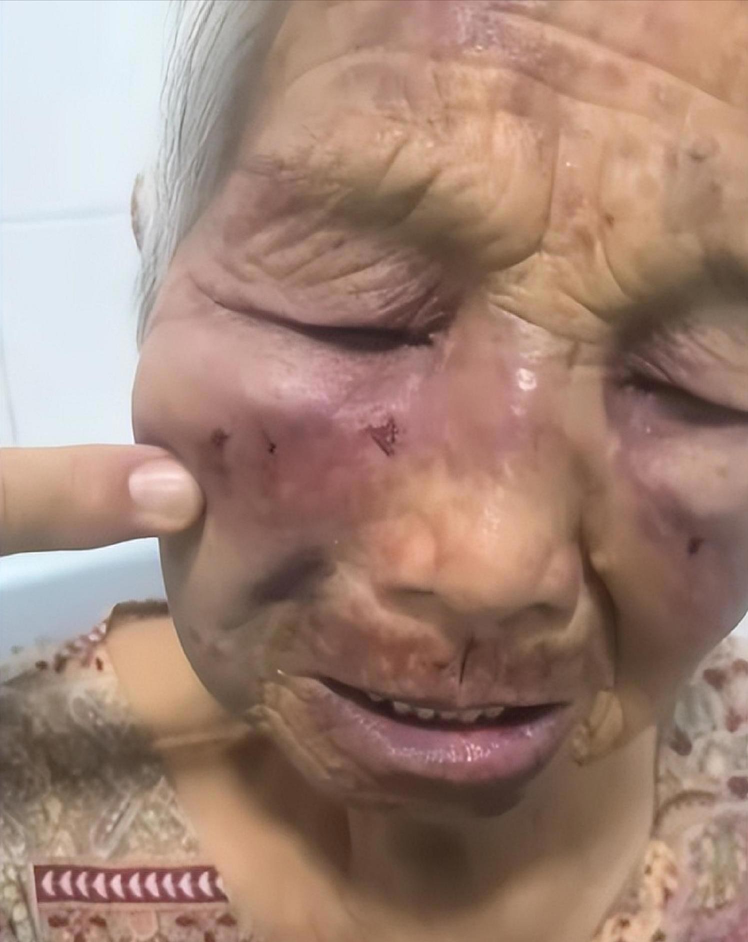 养老中心殴打老人事件续狠踢狠打消息曝光施暴者身份揭露