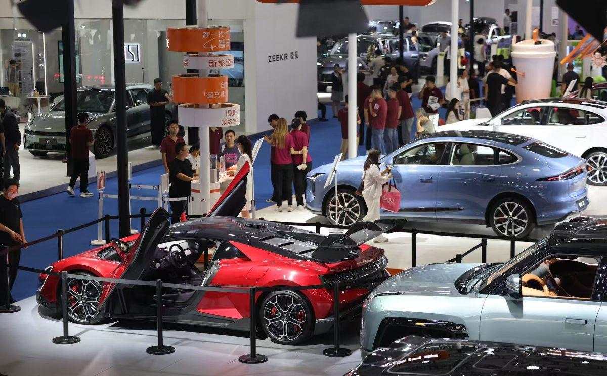 齐鲁秋季汽车展:卡通彩绘,复古造型与个性车身色彩引领青春风尚