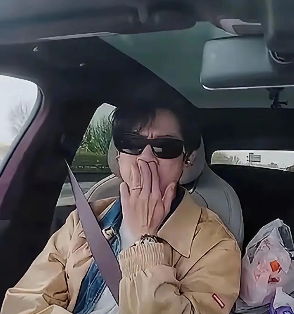 张维伊再出新表情包!60岁老人都笑不出如此多褶子,评论区太幽默