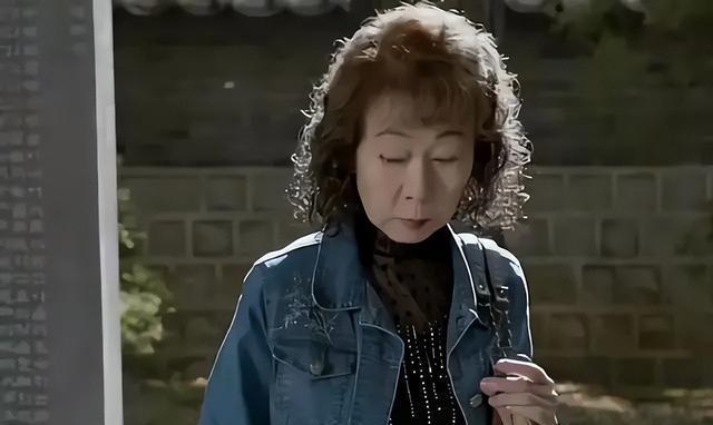 65岁老妇成站街女:《酒神小姐》撕开老年人的"情欲"与"隐痛"