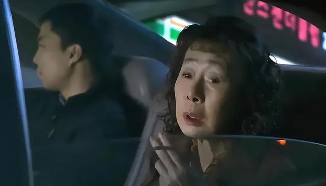 65岁老妇成站街女:《酒神小姐》撕开老年人的"情欲"与"隐痛"