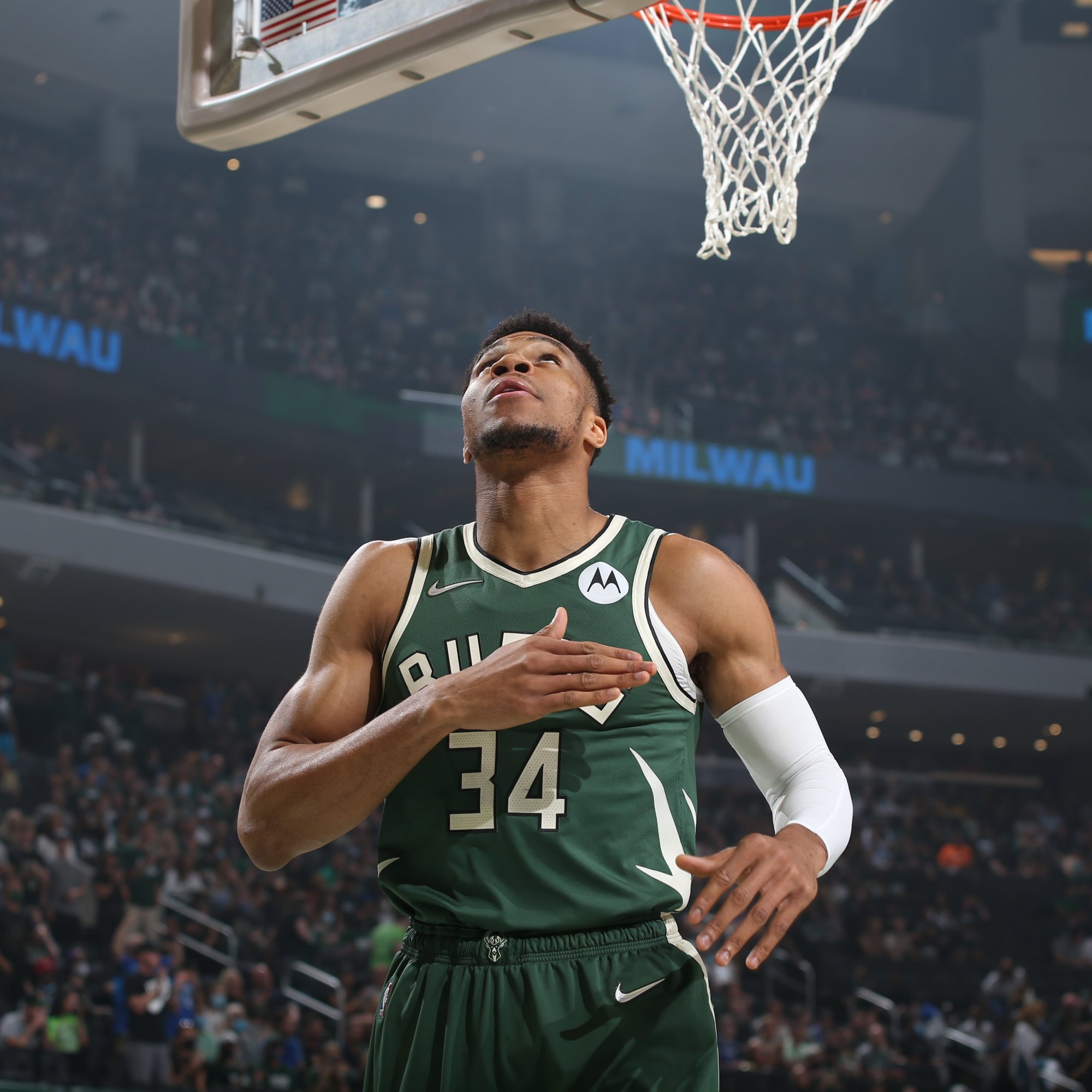 疯狂一晚4年1亿合同完成,字母哥带队重返四强,火箭新星创纪录