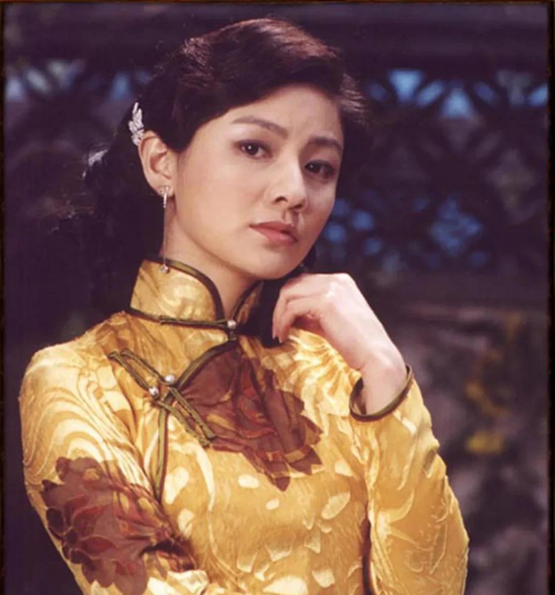 沙溢夫妻亮相伦敦胡可青春似三十赠儿子玩偶展温情
