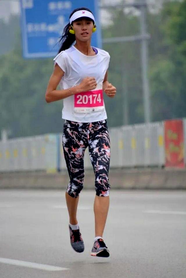 湖光秋色间,她奔跑而来