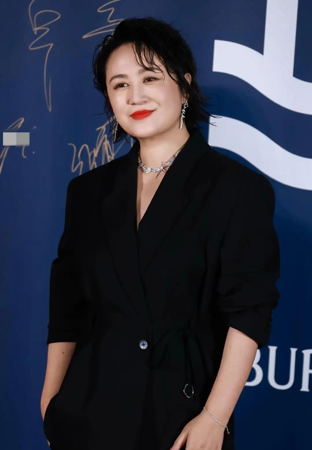 43岁马丽亮相阿那亚穿条纹衫显得体重约160斤肩宽背厚似贾玲