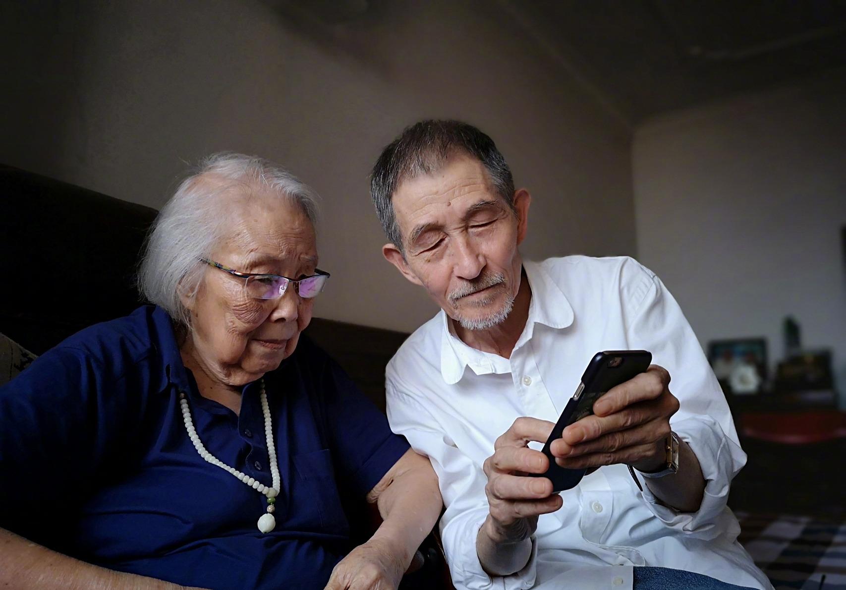 邱岳峰逝世四十五载,儿子岁月增长更显魅力