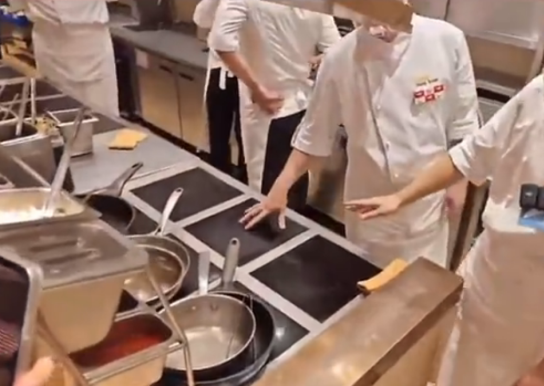 被罗永浩吐槽的西贝,一份炒鸡蛋卖43元,后厨用电磁炉炒菜!