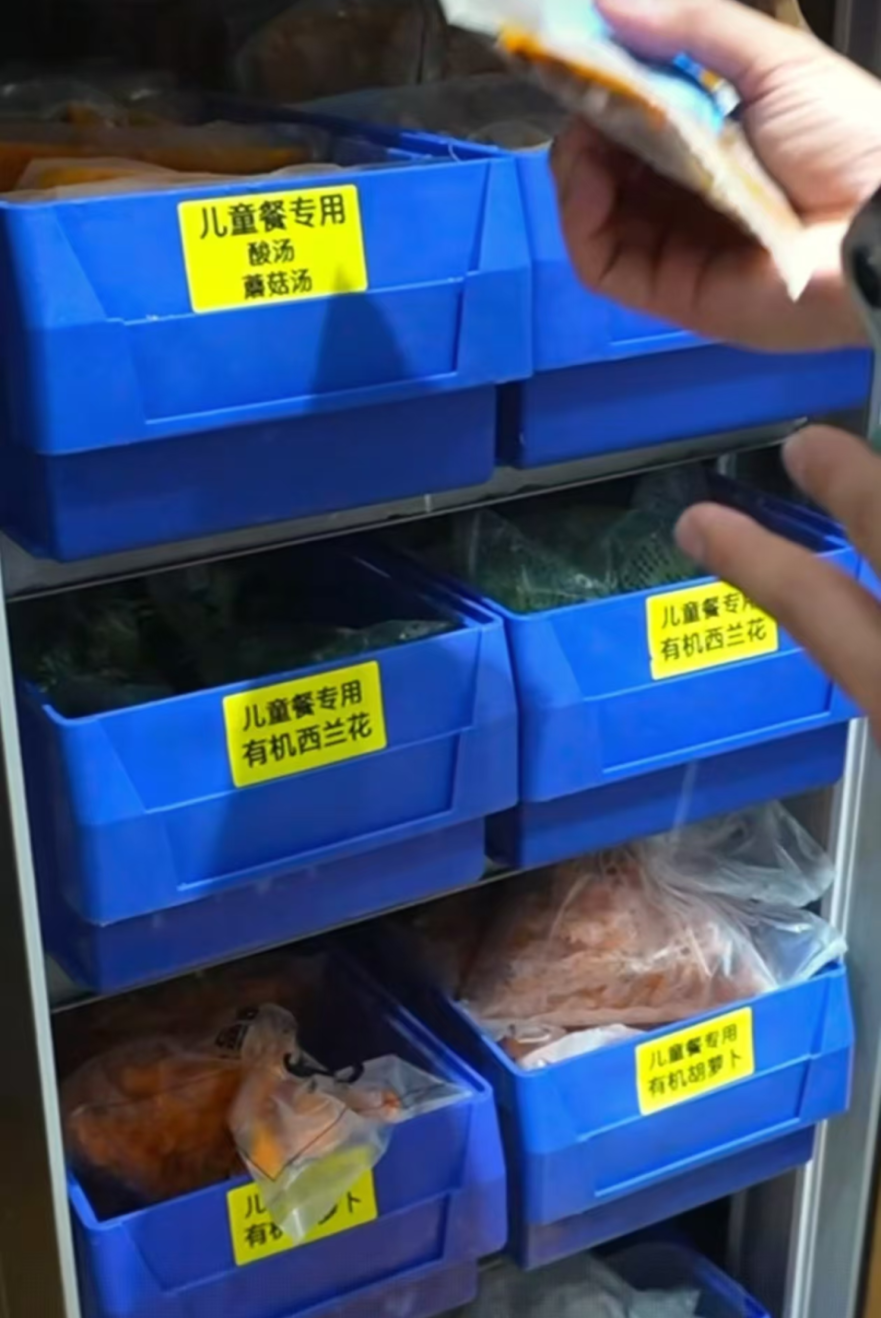 被罗永浩吐槽的西贝,一份炒鸡蛋卖43元,后厨用电磁炉炒菜!