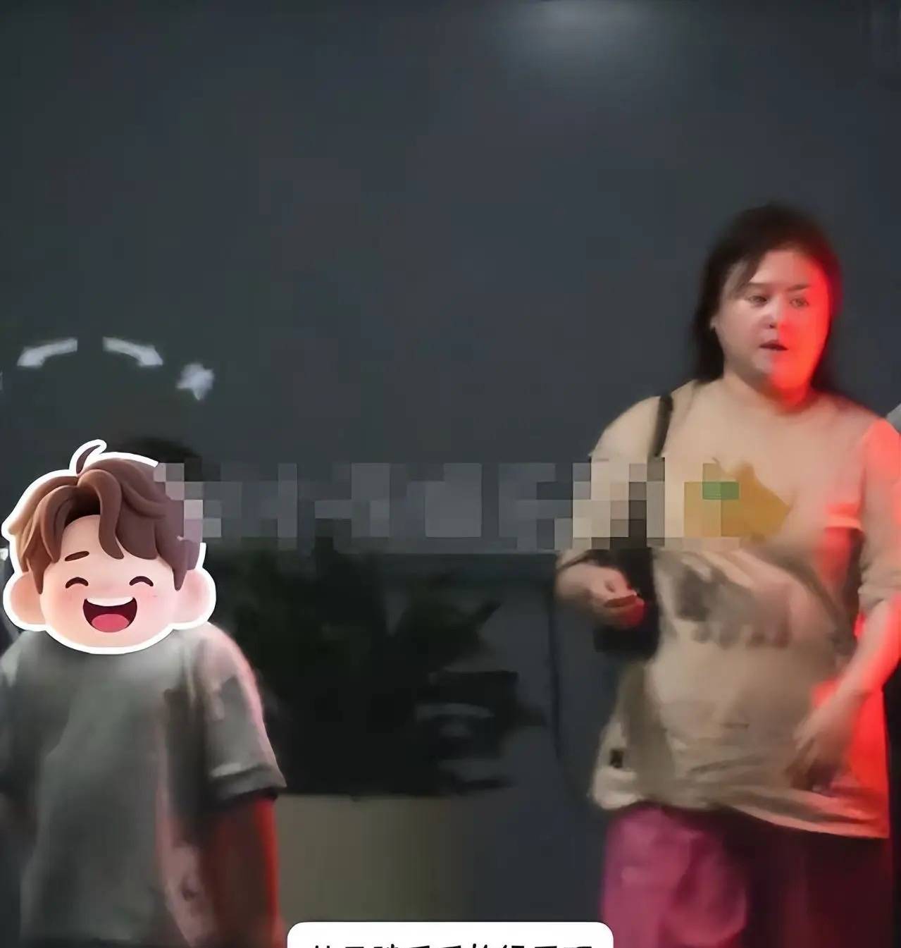 沈腾老婆疑似怀二胎?王琦胖达200斤腹部隆起,着装十分随意!