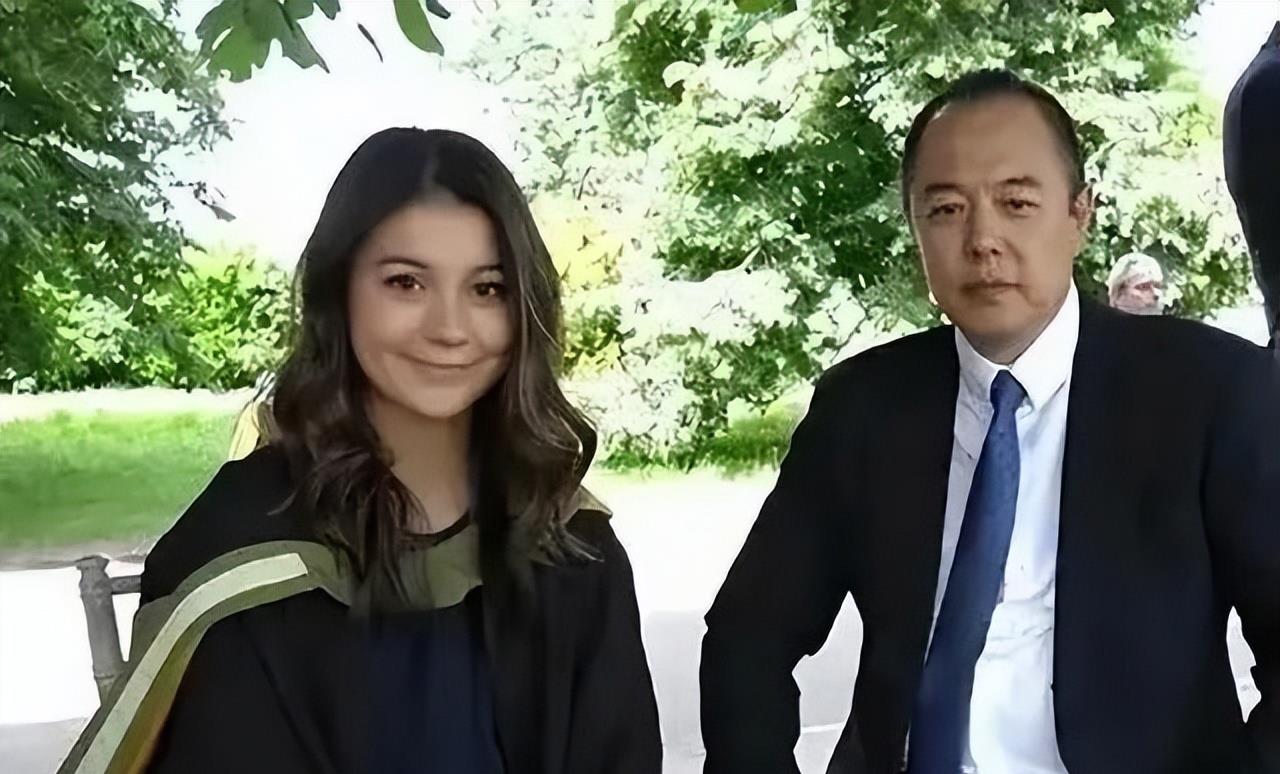 张铁林之女张月亮,34岁,四国混血,颜值出众