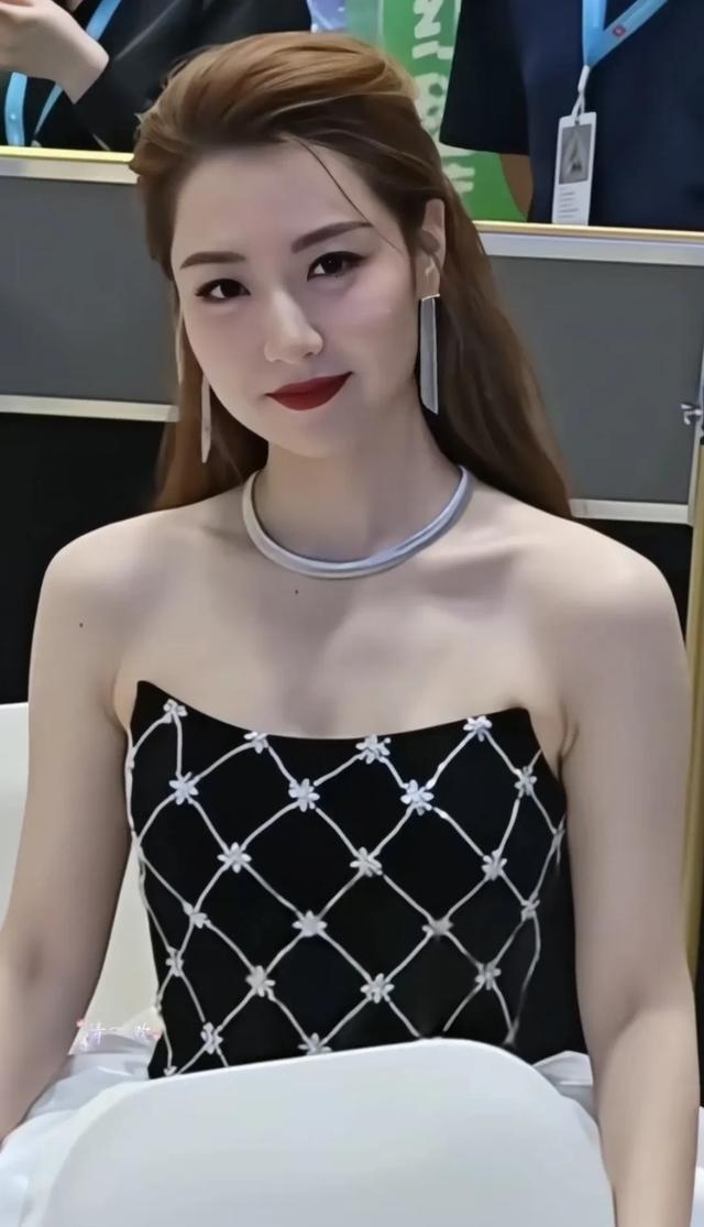 素颜状态下的白冰美到惊艳,一笑倾城