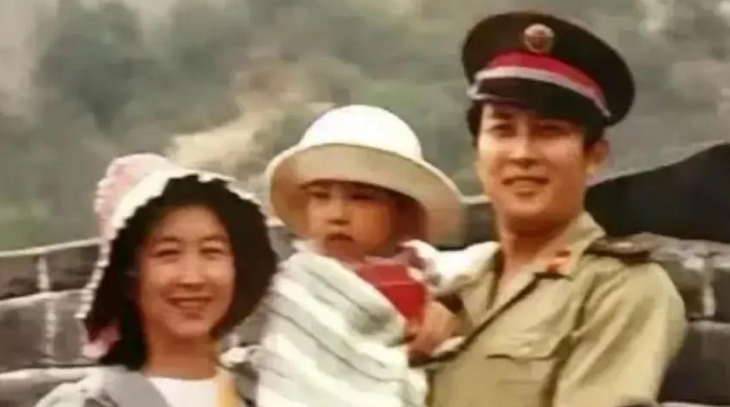 73岁唐国强阅兵观礼后遭网暴,蓝翔代言黑历史被扒,为治疗两残疾儿子