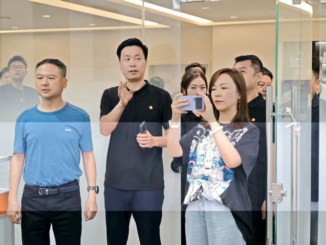 小米16 Pro真机曝光,“副屏”有望回归,苹果没学到精髓!