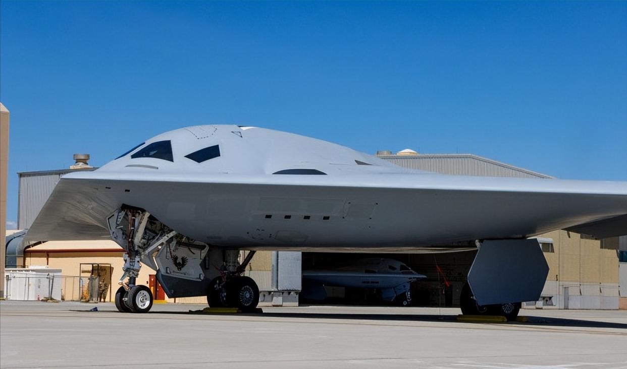 美国第二架b21隐身轰炸机首飞,高清细节首次亮相