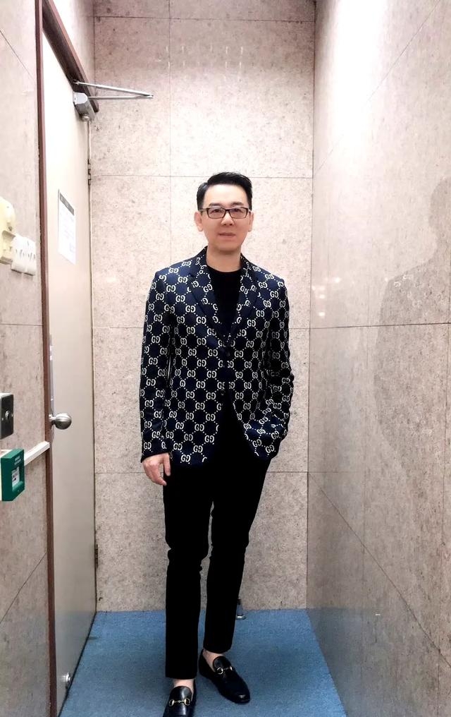 许秋怡:嫁大1岁王书麒,婚后育一子,与丈夫彼此尊重