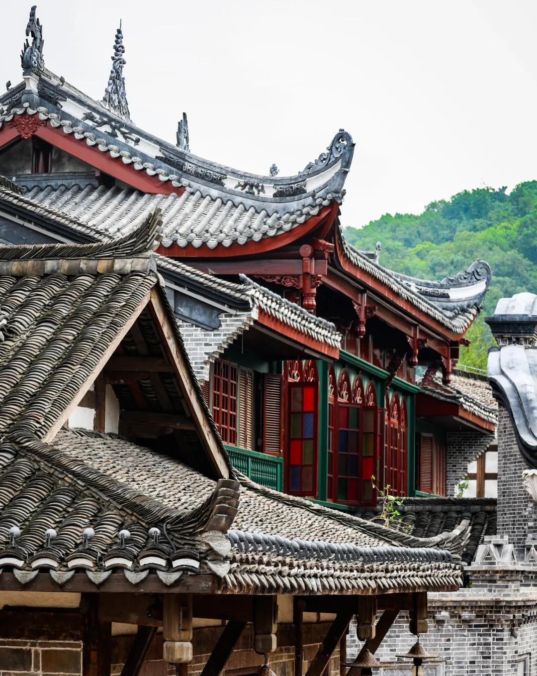 国庆别挤热门景点宜宾五粮液700 年古窖池开了能封坛还看活文物