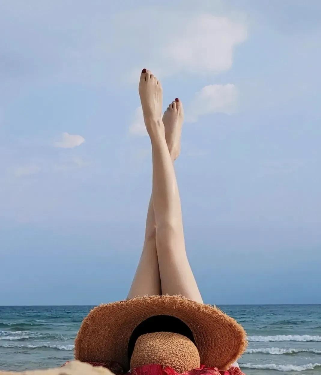 47岁胡静美腿光脚丫写真,嫁入豪门15年,她活成了所有女人羡慕的样子