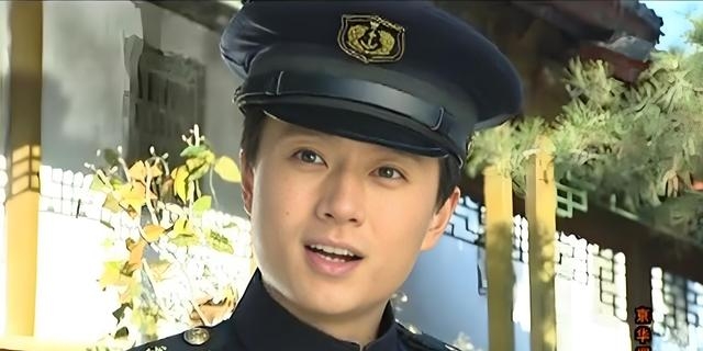 演员吴健晒照庆婚22年,妻为制片主任,儿子帅气出众