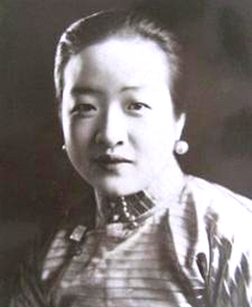 他是民国第一败家子,一夜输完百套房产,晚年穷困潦倒,无人收尸