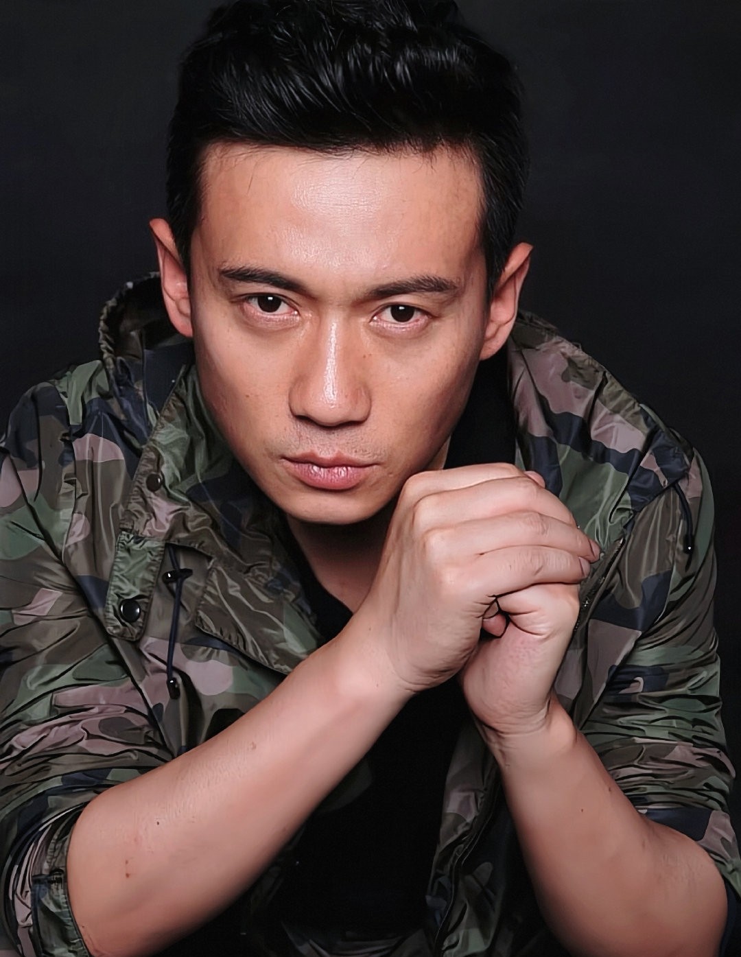 徐洪浩:迎娶年轻妻子,婚后育子,戏中扮演父女情深