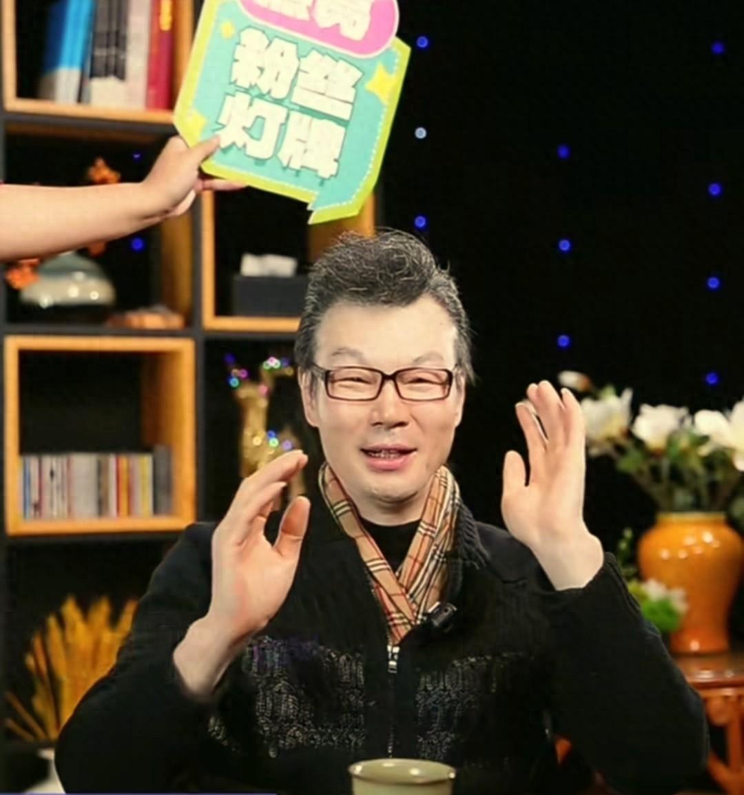 当主持人李彬在直播间撕毁32万合同时,桌底那行刻字显露了传统媒体人