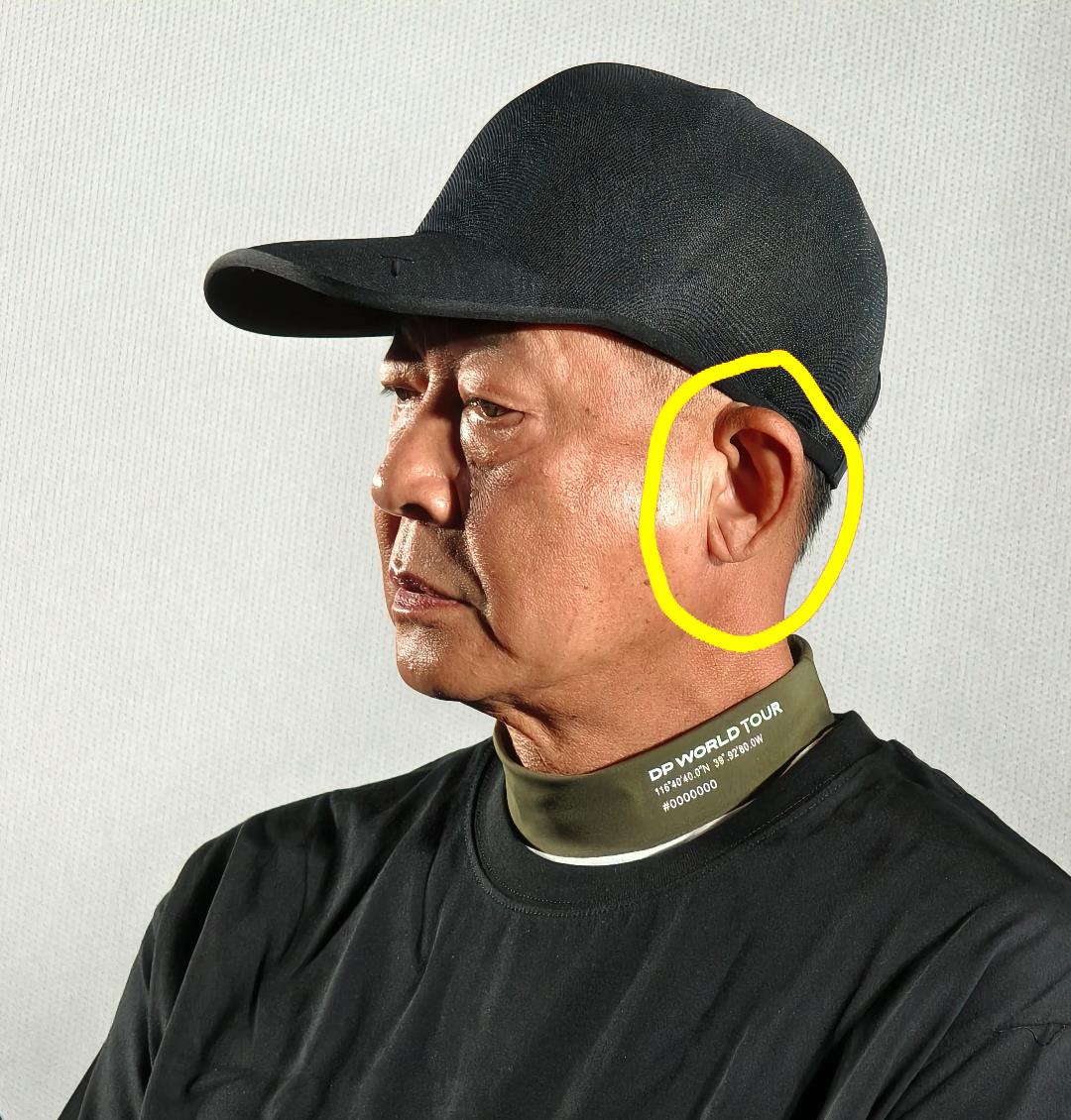 59岁王志文年长许多参加活动时耳垂出现异常被怀疑心脏出状况