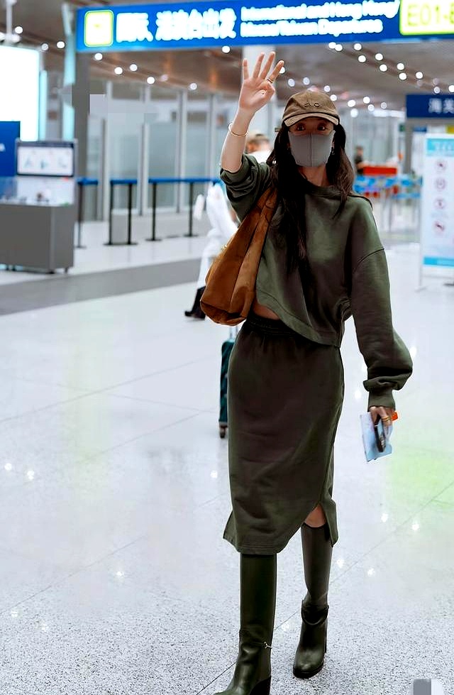 倪妮前往米兰时装周看秀,绿色运动套装配长靴,造型吸睛