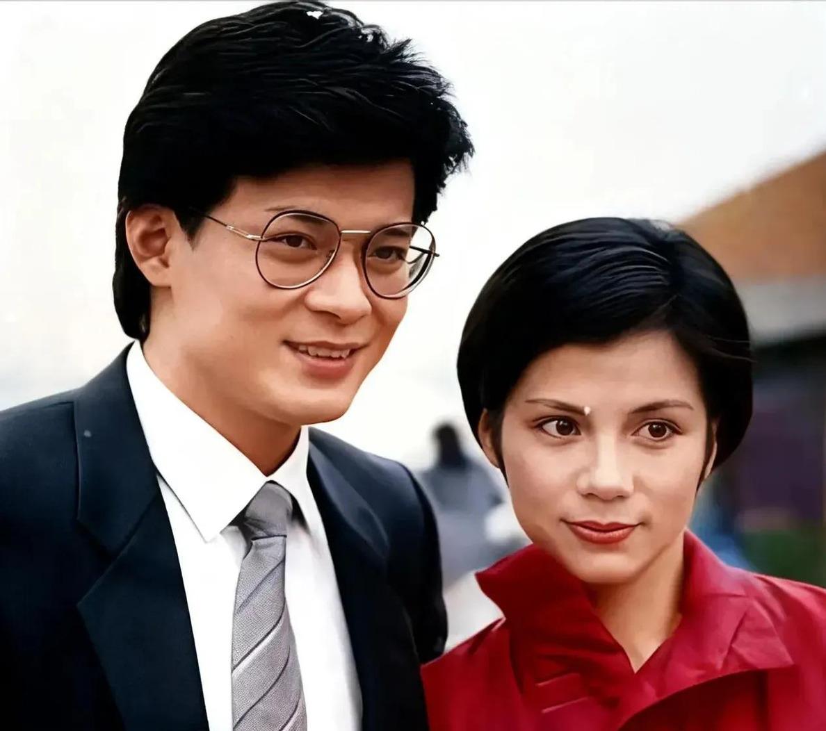 射雕杀青照里,黄日华还戴着郭靖的圆框眼镜,翁美玲挽着他胳膊笑