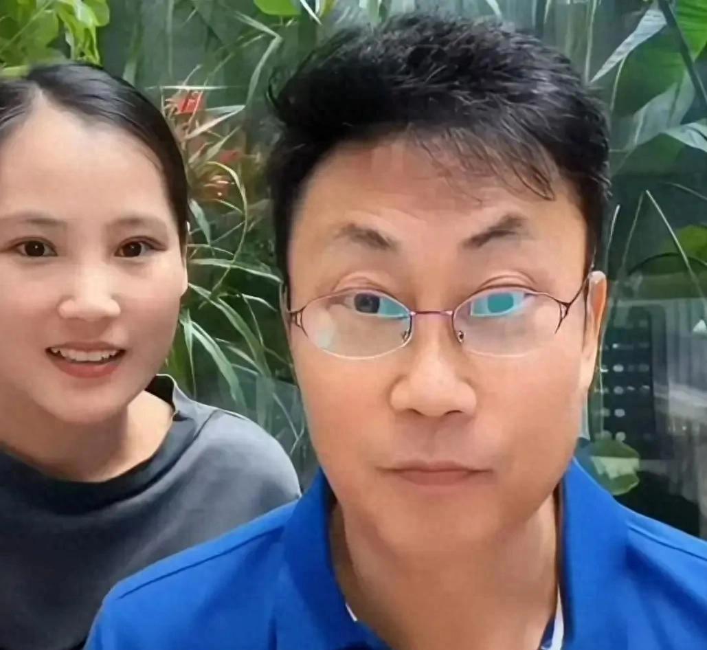 五十五岁仍欲再育,耿为华离婚再娶小妻,现面容憔悴后悔莫及