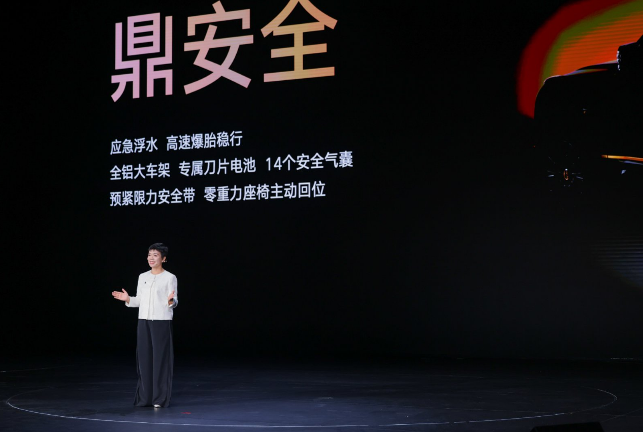 比亚迪又造了一辆“鼎级”豪车，售价128万元！