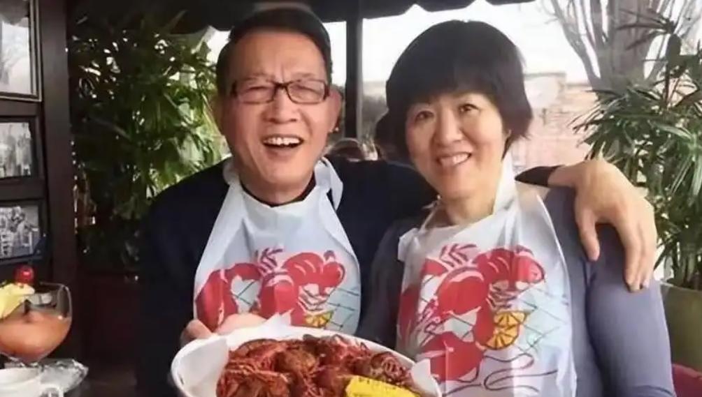 郎平携老公王育成化身秋日钓鱼佼佼者,幸福笑容让千万球迷泪目感