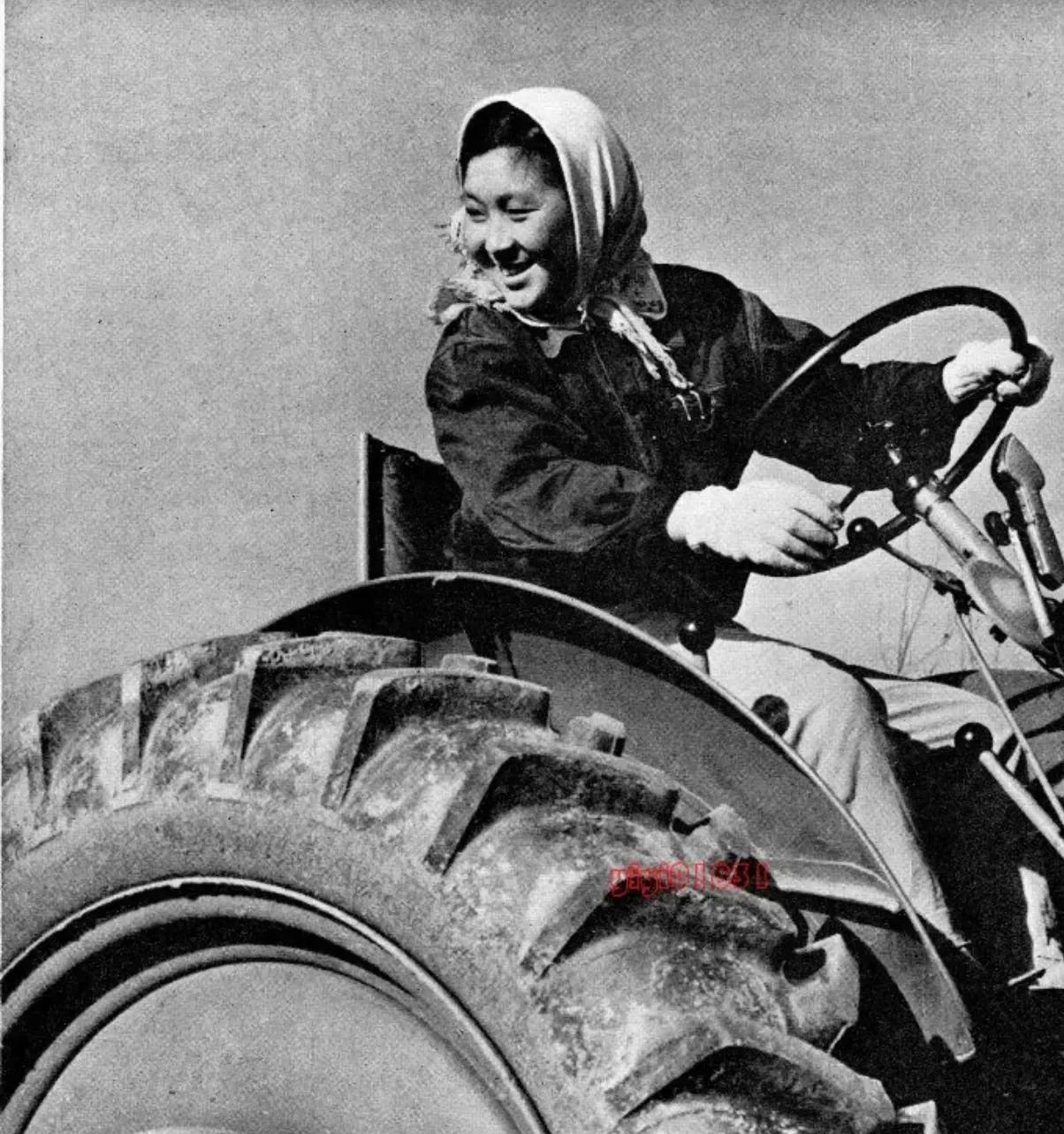 我的知青往事:在新疆阿勒泰农十师187团当"东方红"女拖拉机驾驶员