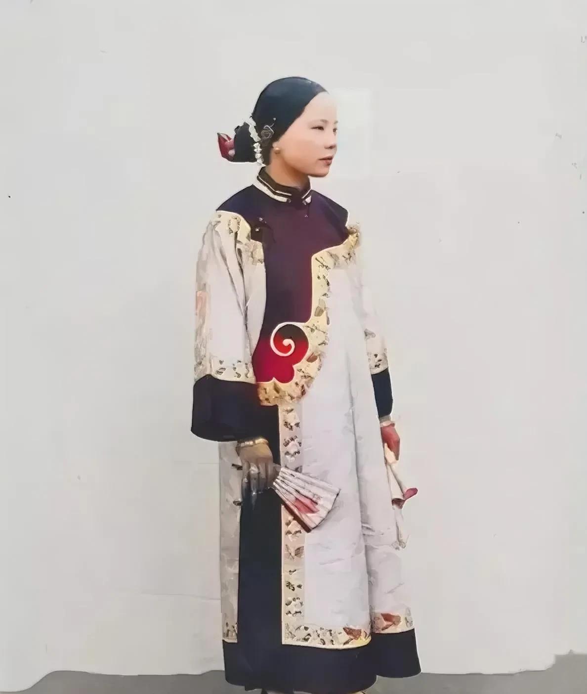 晚清老照片中的稀有旗人美女,这才是原汁原味的大清