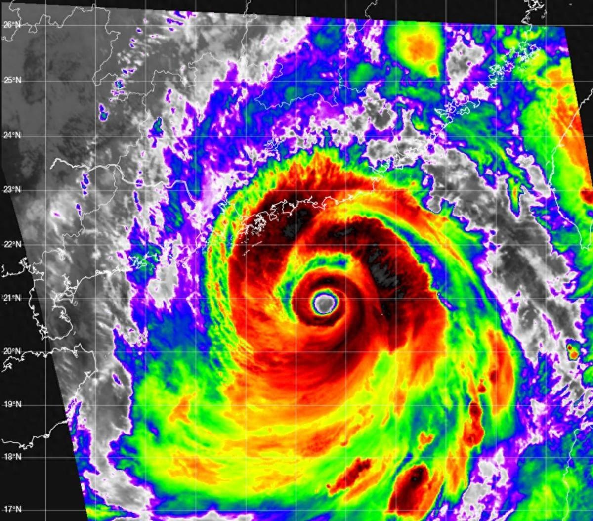 地球最强台风"桦加沙"经过珠江口,70公里巨大风眼,天空中看的清清楚楚