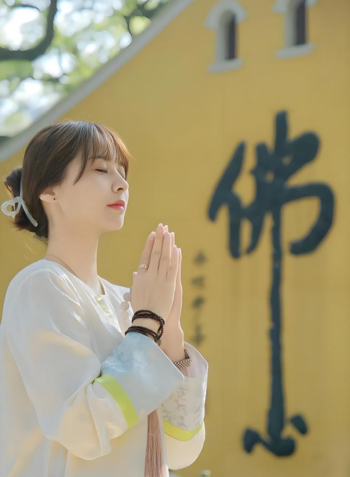 为何祭拜时双手合十?五指相对象征修行者五个层次
