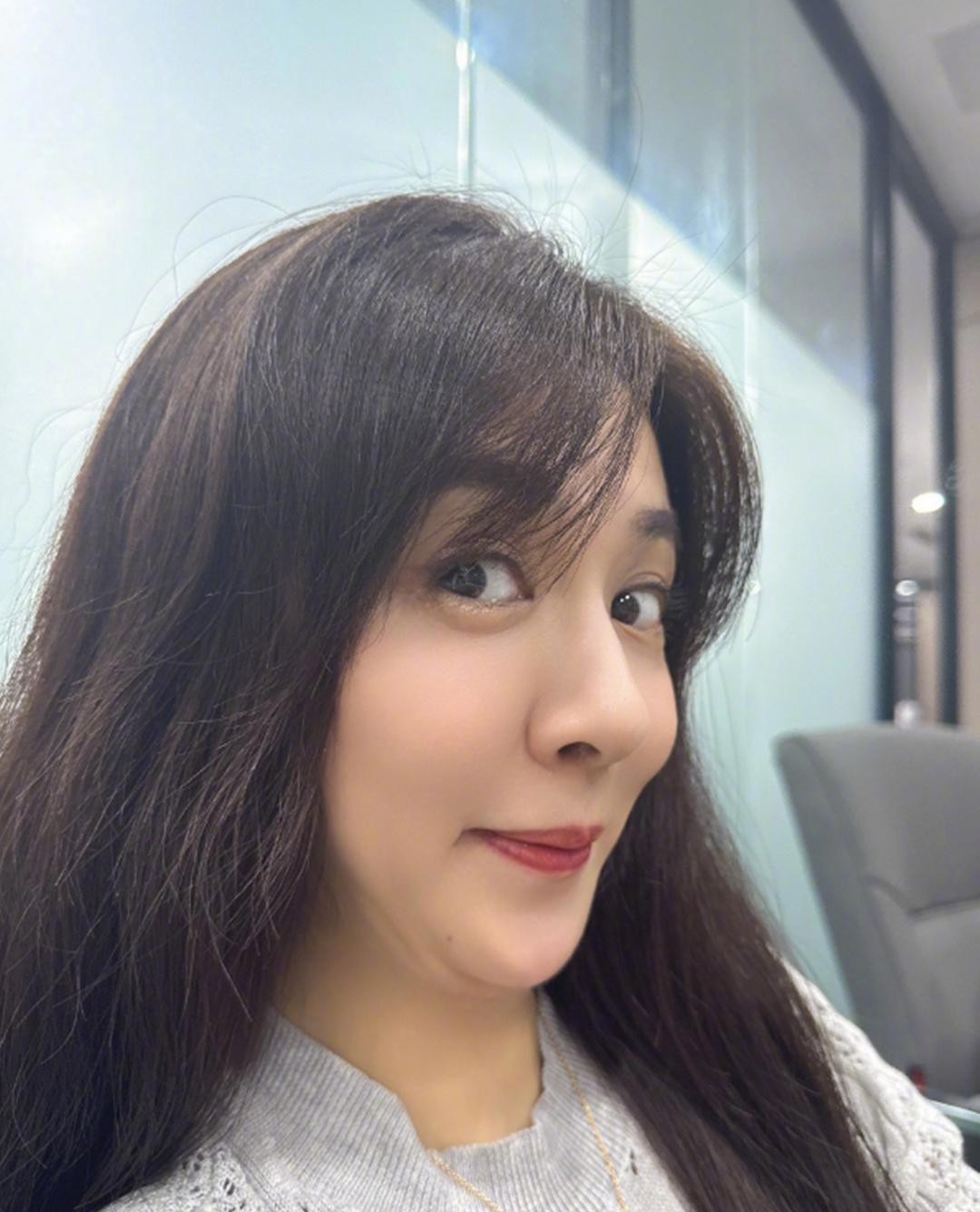 俞灏明与妻子重庆聚餐火锅,脸红显搞笑,王晓晨眼神温柔动人