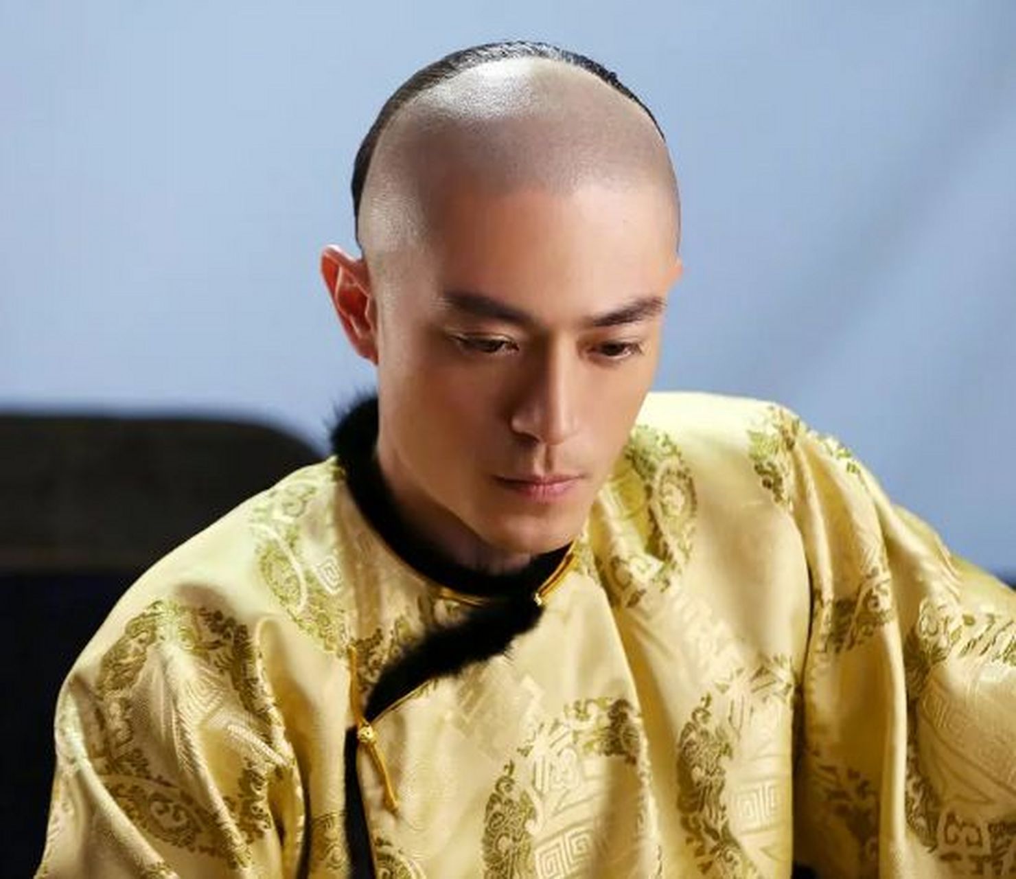 香妃选择回疆,皇上没有强留,默默目送她的离去,独自承受思念