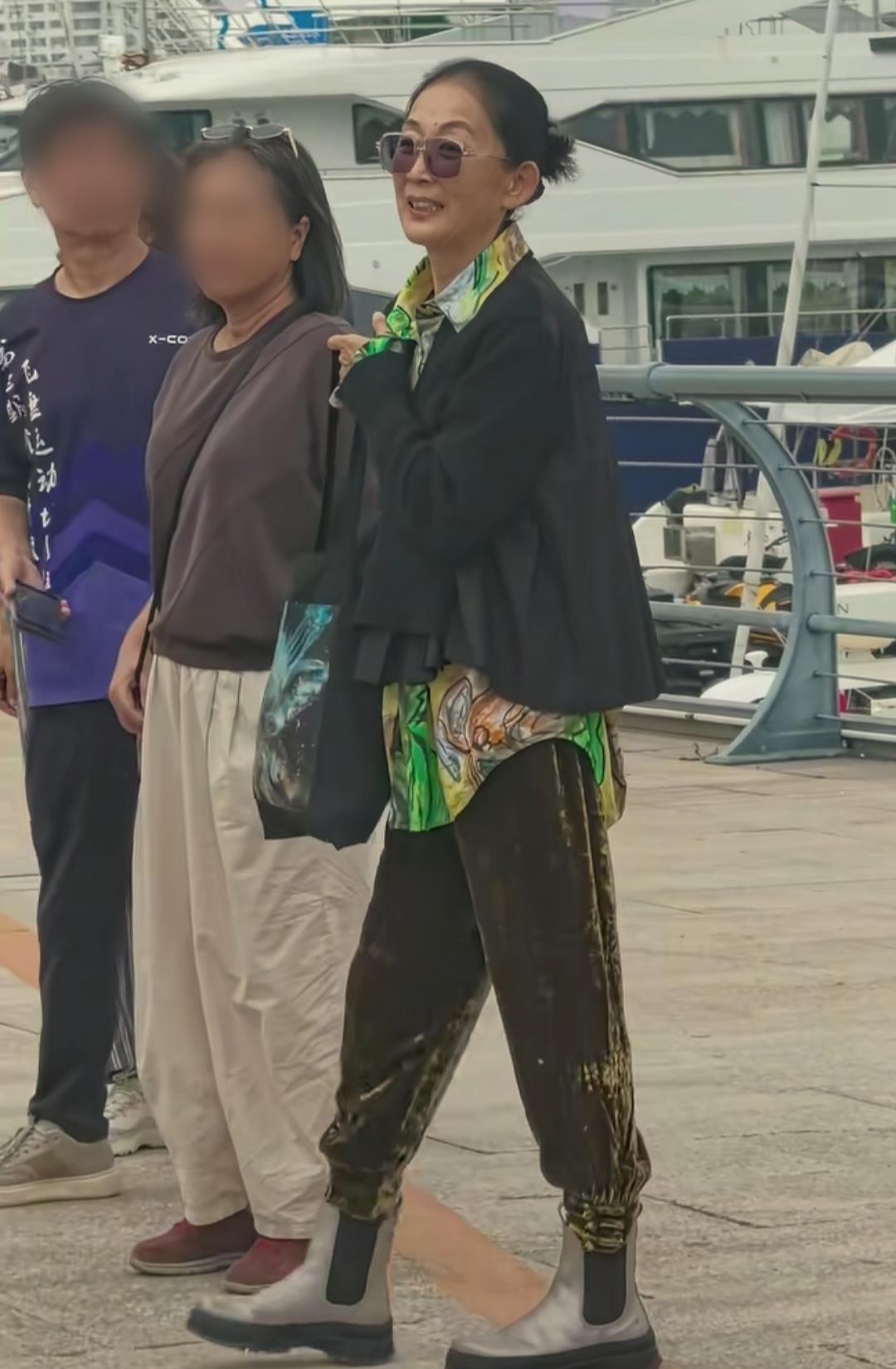 61岁陈瑾时尚造型亮眼与友人青岛旅游64岁巫刚低调亮相罕见出现