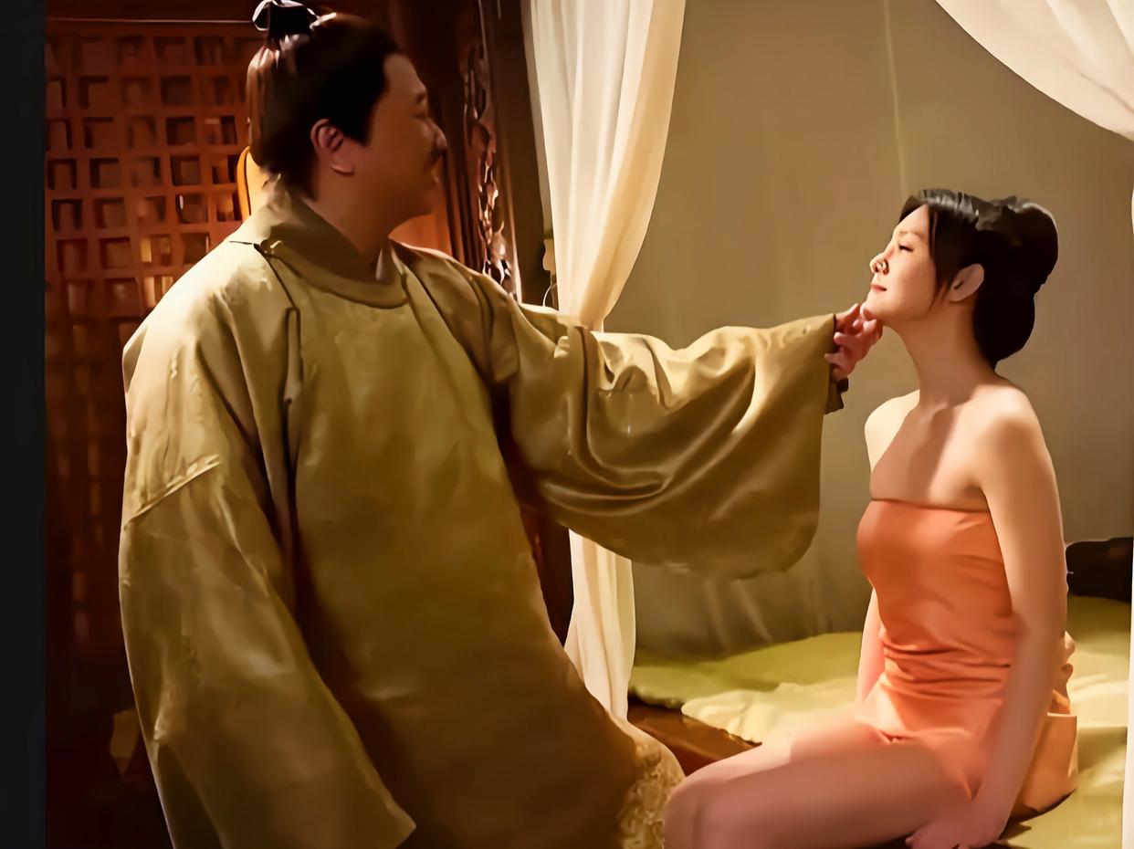 故事:古代通房丫鬟,为何要在男女主人行房时留在房内守着,而不回避呢?