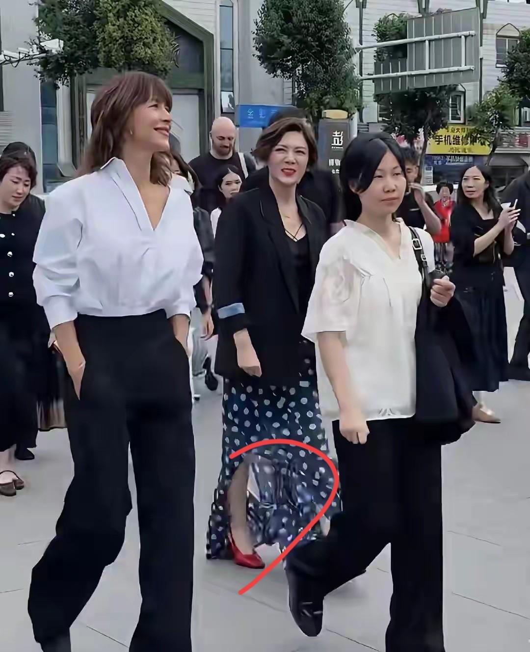 什么叫洋气看看苏菲玛索就知道旁边穿蓝白波