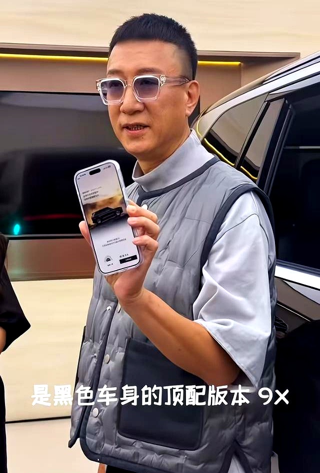 55岁孙红雷现身4s店被网友偶遇,皮肤黝黑皱纹明显显老态,发福脸肿变化